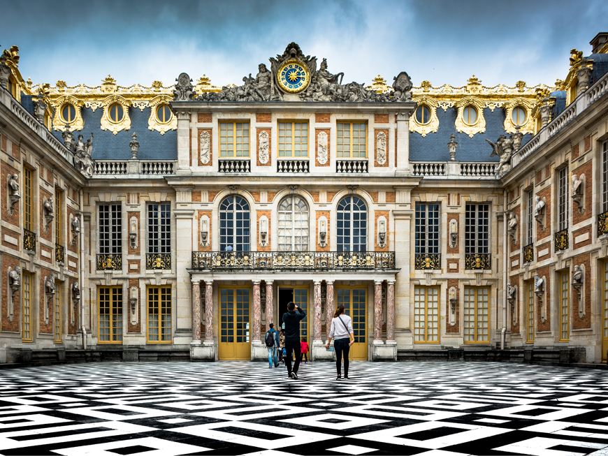 Entrée du château de Versailles pour illustrer les destinations touristiques et de loisirs